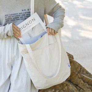 Literary and versatile handbag